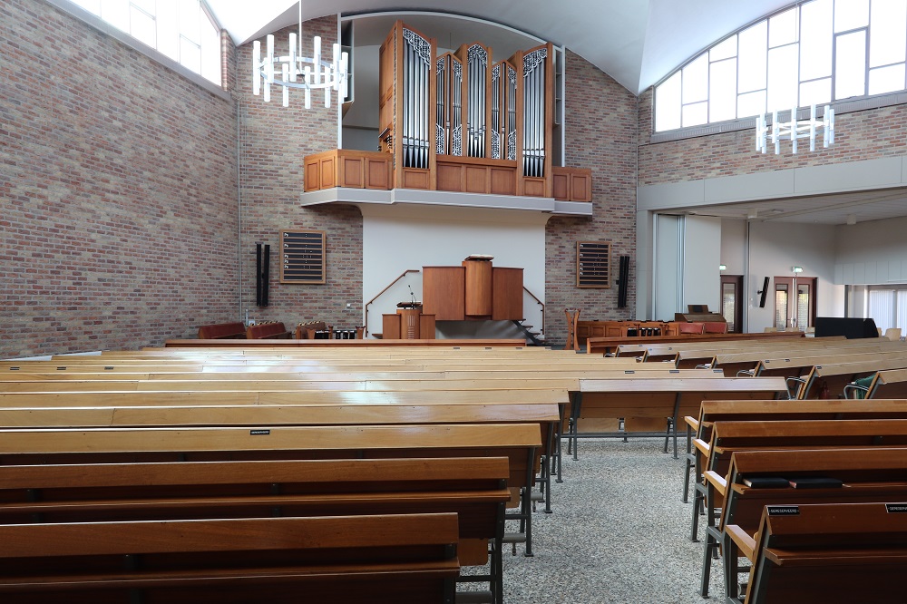 Foto: het kerkgebouw te Apeldoorn, dat momenteel wordt gerenoveerd. De diensten worden gehouden in de Fruytier SG.