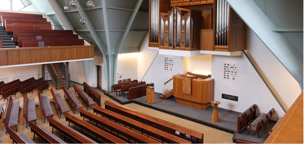 Foto: interieur GG Alblasserdam. Ds. J.M.D. de Heer doet deze week zijn intrede in de gemeente.