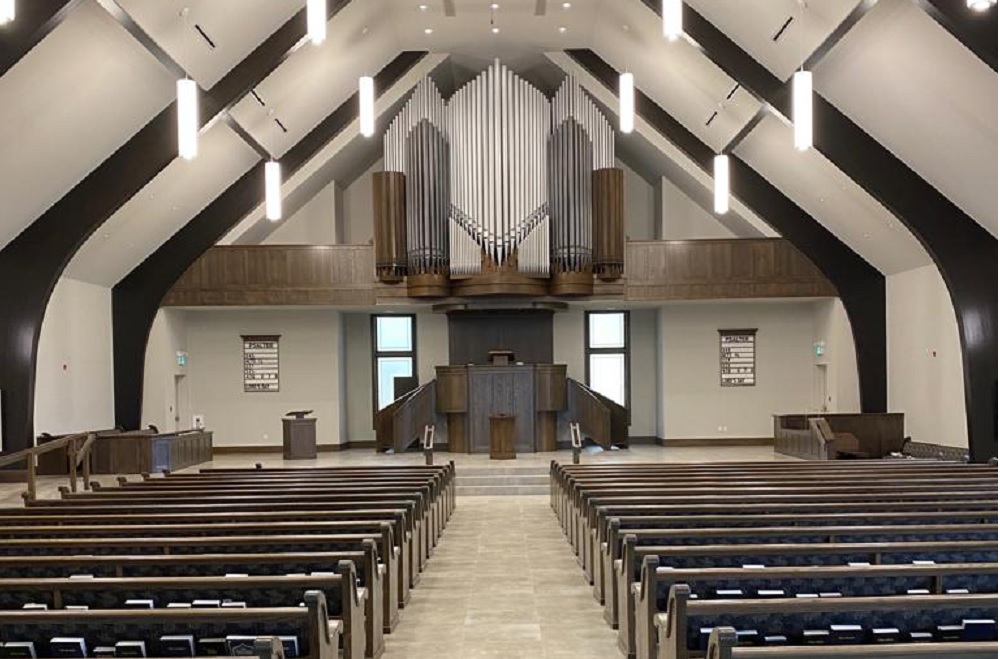 Foto: interieur N.R.C. Fort Macleod (Canada). De gemeente is geïnstitueerd in  en bestaat nu 65 jaar.