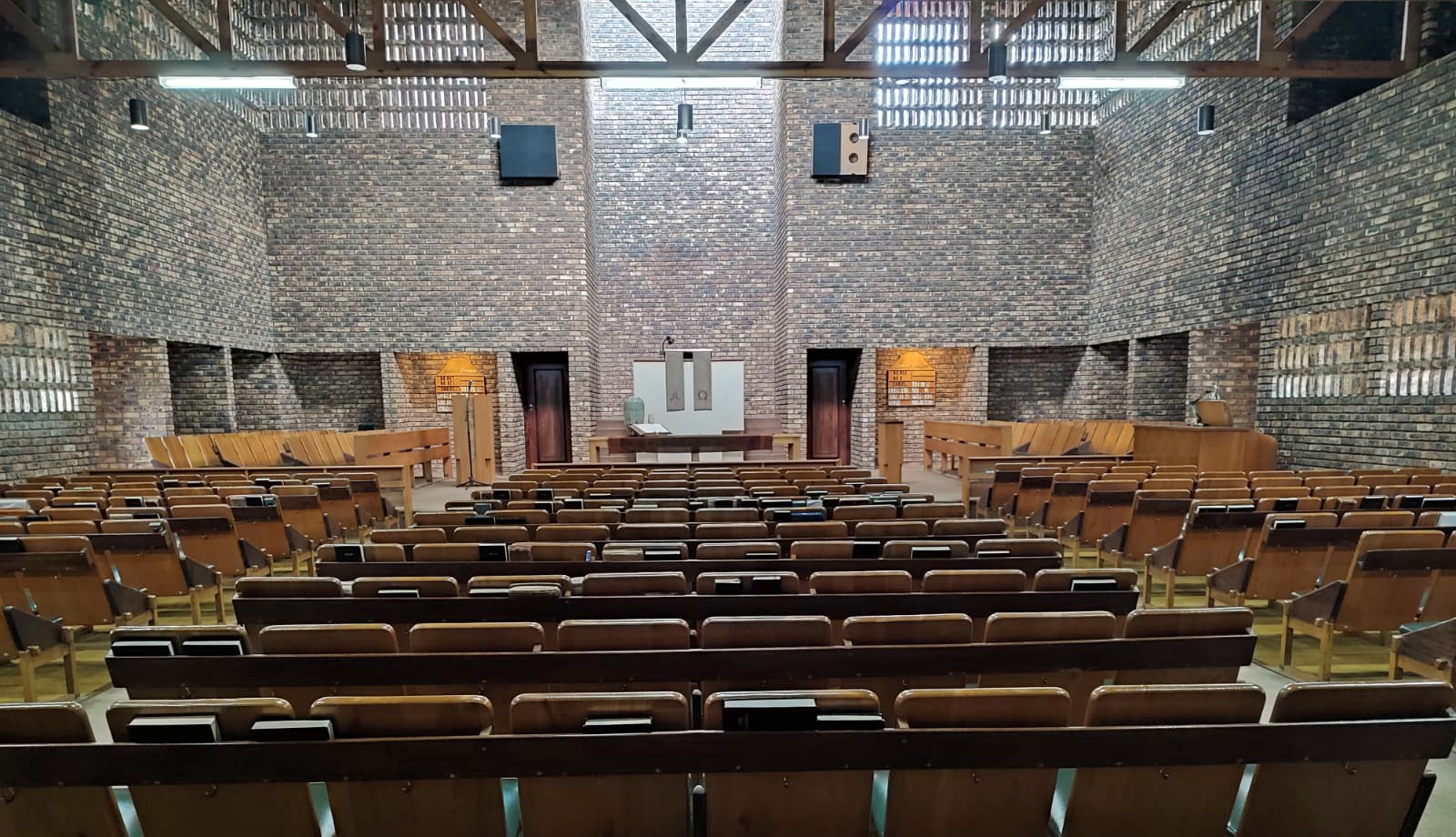 Foto: interieur GG Randburg (Zuid-Afrika). De gemeente komt tijdelijk bijeen in dit kerkgebouw te Nooitgedacht