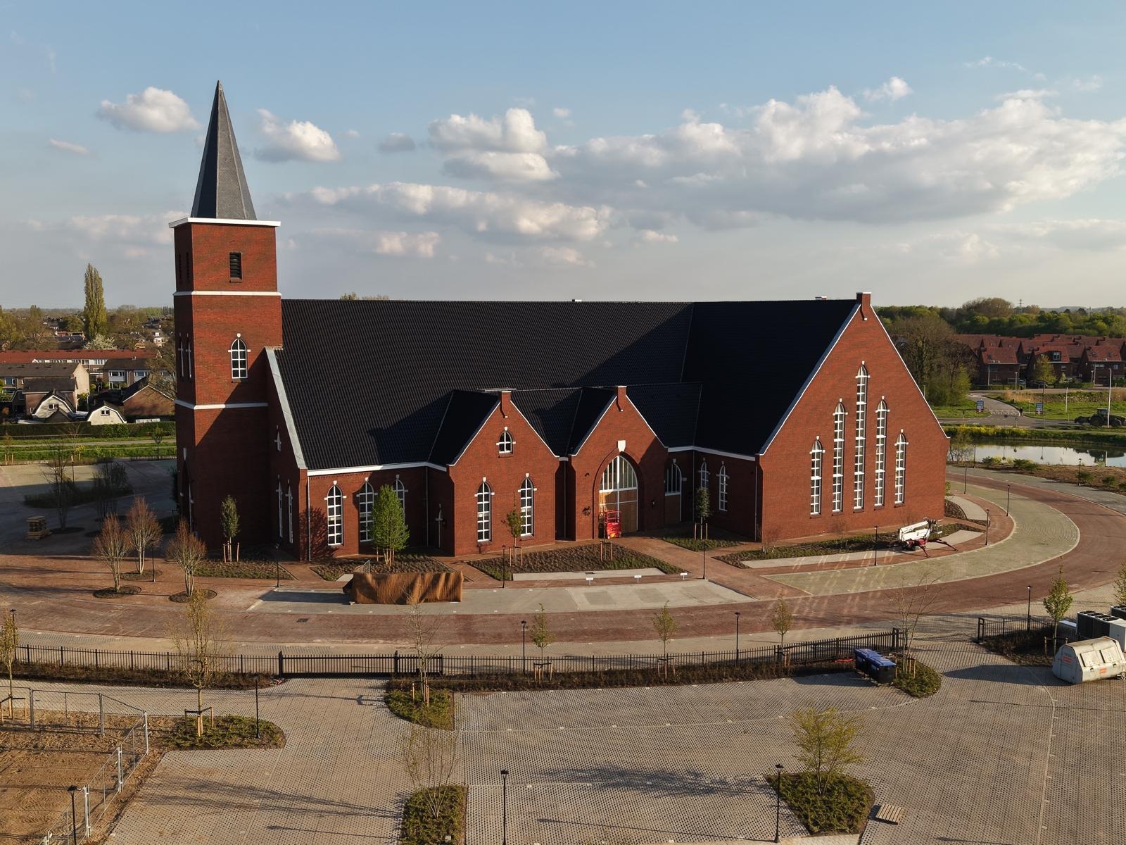 Vrijdag 17 april nam de gemeente Kesteren het nieuwe kerkgebouw in gebruik. Zondag 19 april worden de eerste diensten gehouden.